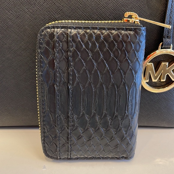 Michael Kors Women Medium Zip Around Card Case Coin Pouch Wallet Black 
NWT - Picture 2 of 16